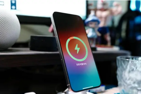 开化苹果15换屏服务分享用什么充电器给iPhone15充电更好 